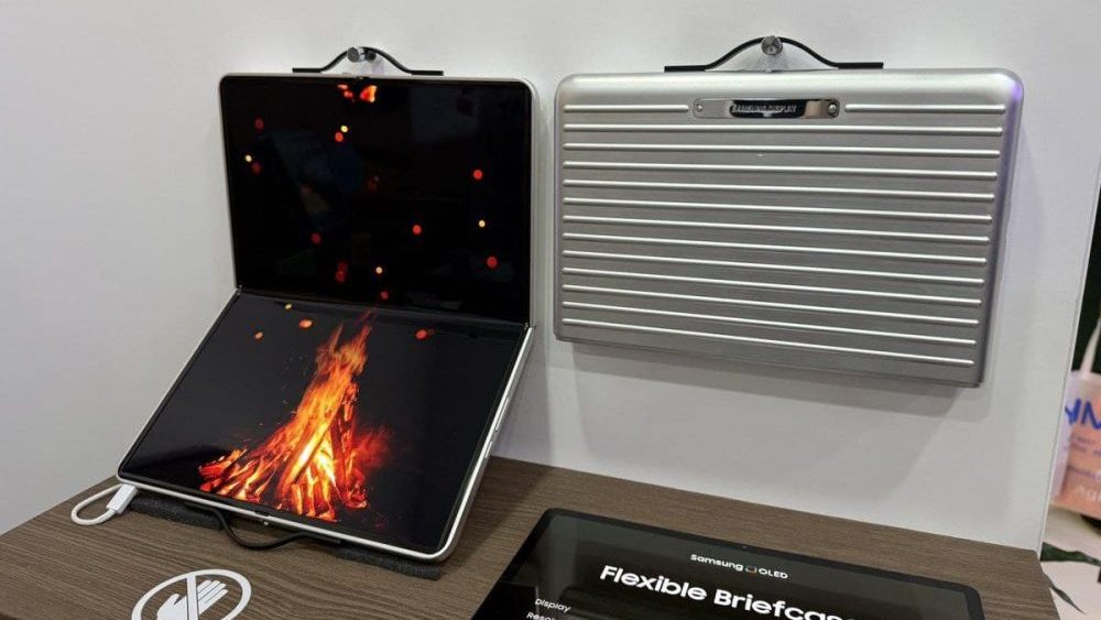 Samsung Unveils Groundbreaking ‘Flexible Briefcase’ Laptop at MWC 2025